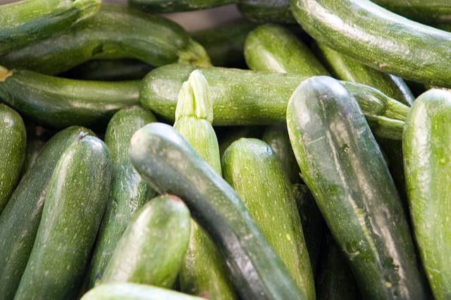Koolhydraatarme en glutenvrije courgettesoep zonder pakjes of zakjes Recept voor gezonde courgettesoep